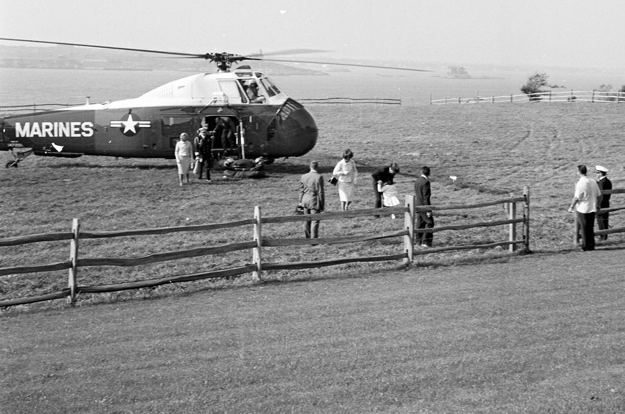 Kennedys arrive at Hammersmith Farm