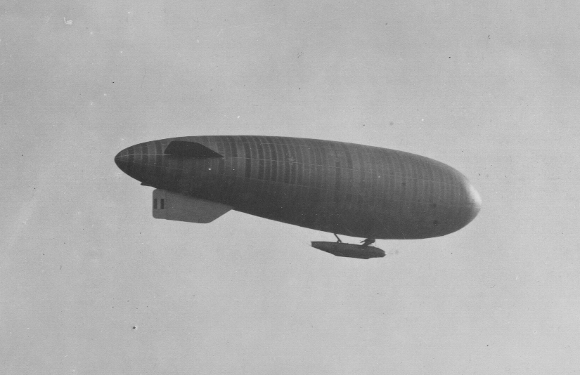 Dirigible in flight – National Archives Identifier: 20807736