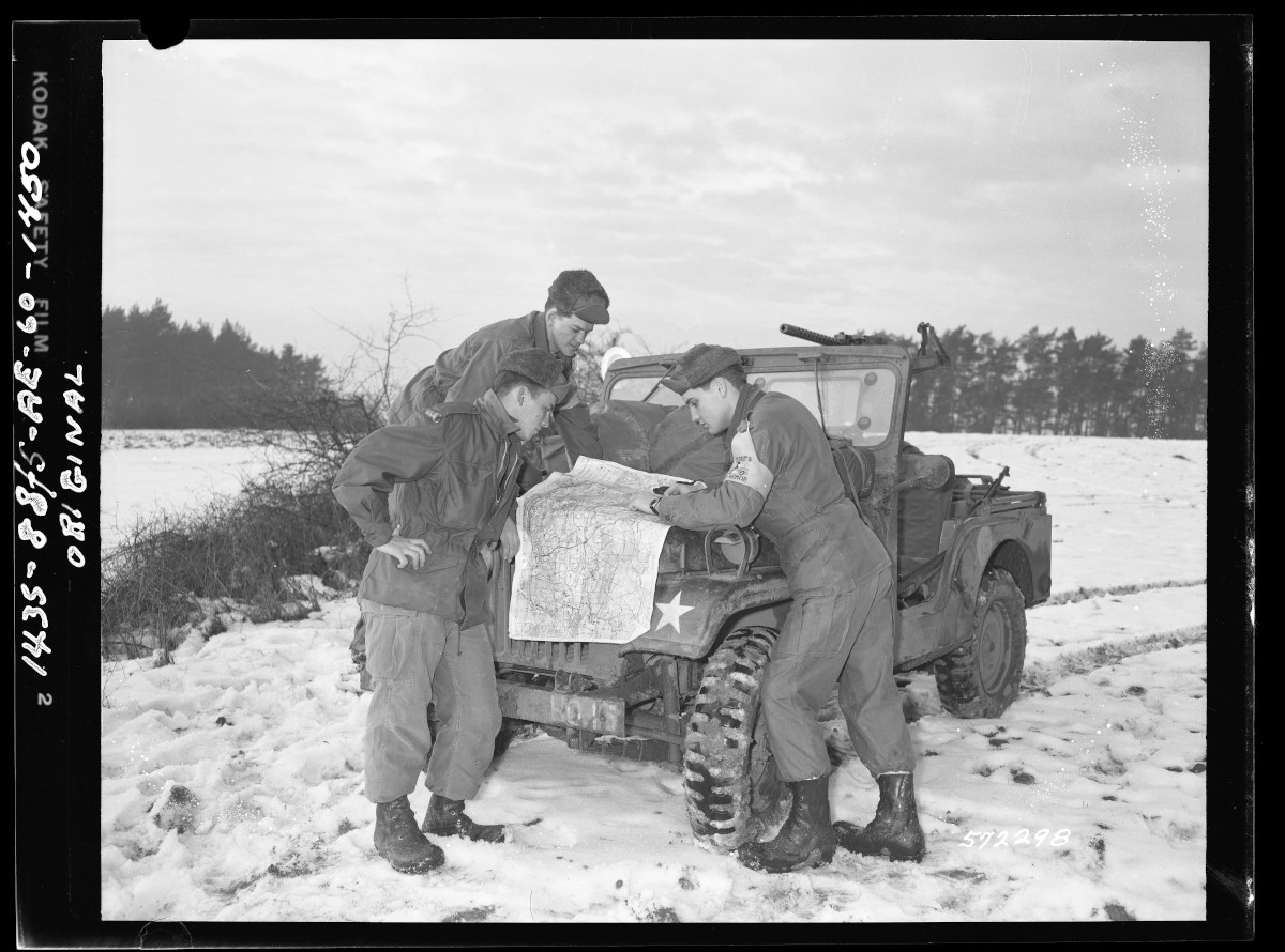 Elvis briefing his reconnaissance team